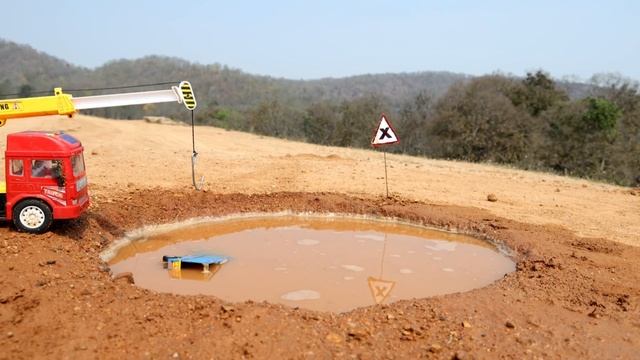 Самосвал столкнул товарища в лужу смотреть онлайн