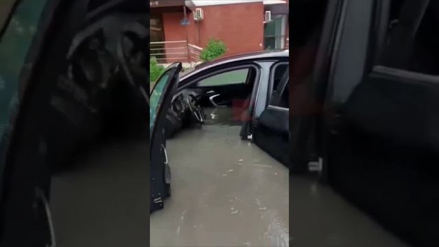 Сильный ливень в Краснодаре утонули автомобили #краснодар #работа #dimtaxi 🆘 смотреть онлайн