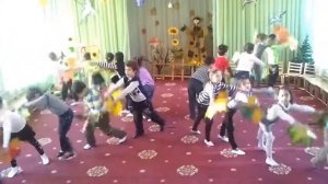 Танец с осенними листьями