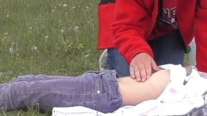 Душа вылетает из тела. Укол в сердце, Дети играют в доктора