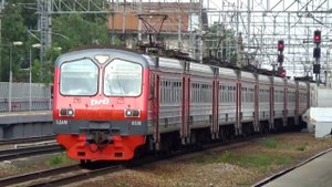 Электропоезда ЭД4М-0356, ЭД4М-0330 и ЭД4М-0366 на новой платформе станции Реутово