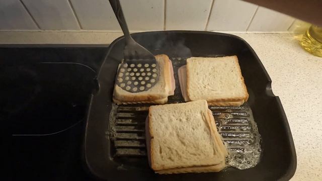 Горячие бутерброды на гриль сковороде. смотреть онлайн