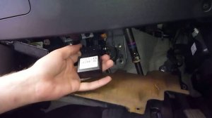 Скрытая установка OBD трекера с плобированием разъема подлючения