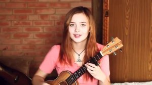 Красивая девушка классно поет и играет на укулеле