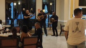 Кубинские артисты поют "Кольщик" с жутким акцентом. Подвыпившие славяне рукоплескали и были довольн