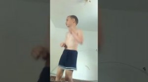 Мальчик танцор (группа ＂Дабро＂, песня ＂Юность＂). Как хорошо чувствует ритм