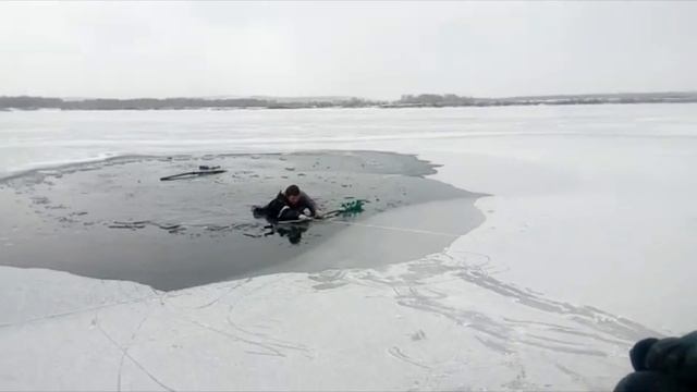Мужчина провалился под лед в Ангарске смотреть онлайн