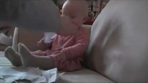 Ребёнок смеется из-за порванной бумаги