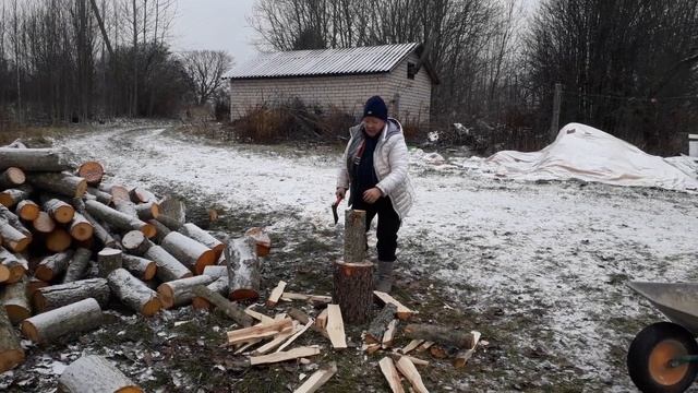 Как ловко женщина рубит дрова. смотреть онлайн