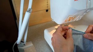 Как обработать разрез на футболке или платье.