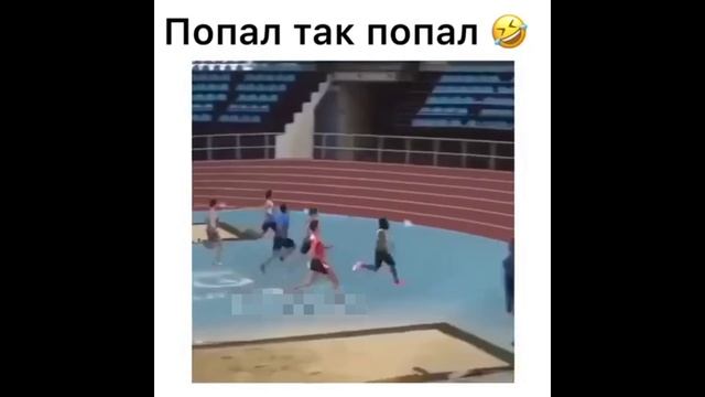 Бегун улетел под трибуну - The runner flew under the podium / Бегун телепортер - Runner teleporter