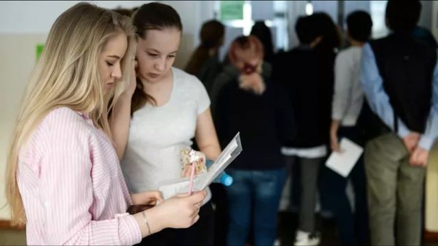 Власти внесут изменения в школьную программу по литературе, заявил депутат смотреть онлайн