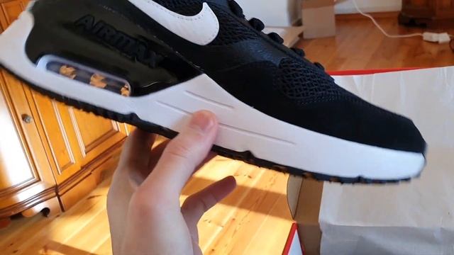 Распаковка и осмотр кроссовок Nike Air Max Systm. смотреть онлайн