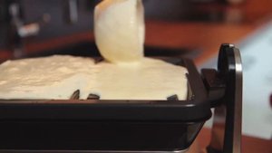 KRUPS professionelles Waffeleisen Pro FDD95D Review Video