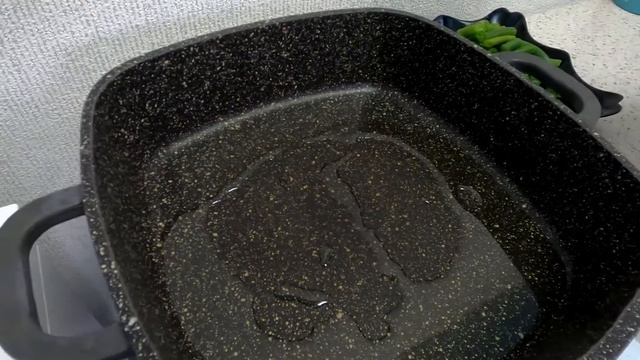 Стейк Марлина на сковороде. Marlin steak in a pan.