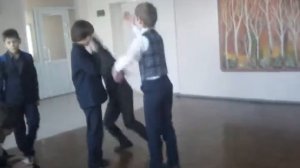 3 мальчика дерутся по нарошку