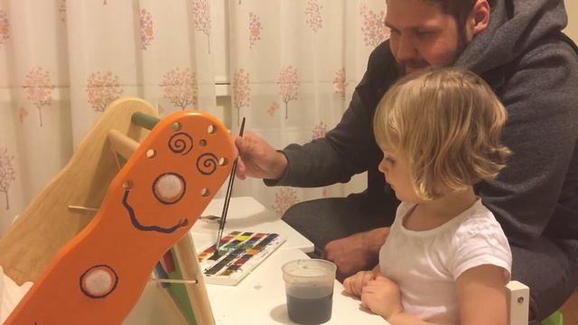 Как Ника учит рисовать папу после уроков изо в саду