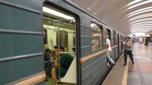 "До Речного вокзала!" Электропоезд 81-717/714.5 "Номерной" №54 на станции метро Кантемировская