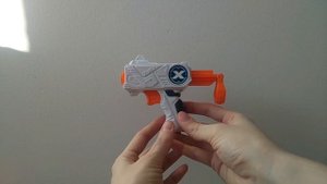 Распаковка детского пистолета с пульками (пистолетик; игрушки для детей) | Laletunes