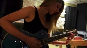 Девушка играет на гитаре Metallica