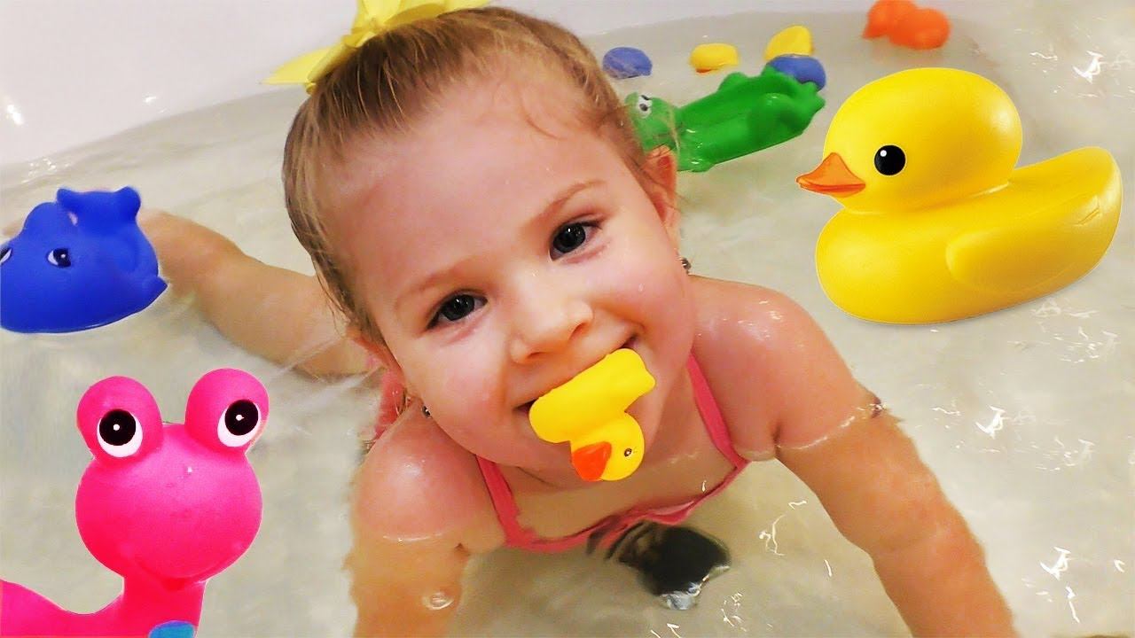 Funny baby learn colors with bath toys & Finger family song nursery rhymes for kids, Baby songs