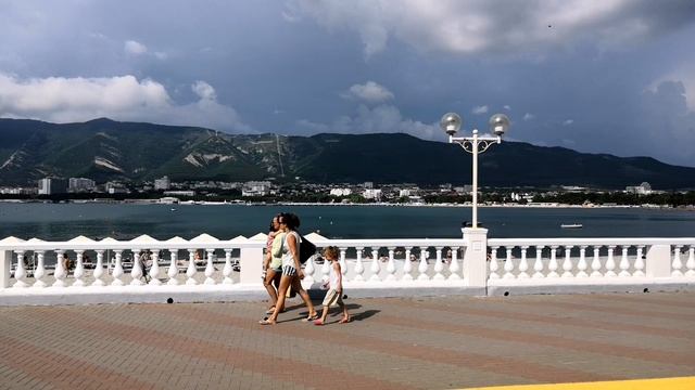 Геленджик сезон 2020 // Обзор пляжей от Толстого мыса до центра // набережная Геленджика смотреть онлайн