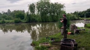 Карпфишинг летом.Юный карпятник поймал рыбу больше своего роста.