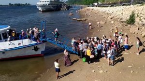 Речной трамвайчик забирает пассажиров в Елабуге