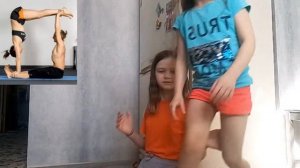 повторяем позы из йоги!!!