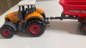 Rotaļu traktors ar piekabi***Toy tractor with trailer***Игрушечный трактор с прицепом