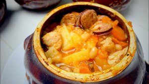 МУЖЧИНЫ Будут В ВОСТОРГЕ! Очень Вкусное Жаркое с Колбасками и Фасолью. Жаркое в Горшочках