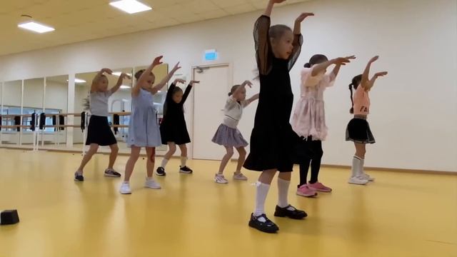 Вау! Танец куклы от девчонок ?Работа над телом с Алексеем Железняковым! Младшие Teamtutberidze! ? смотреть онлайн