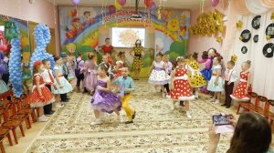 Выпускной в детском саду  Выход воспитателей и детей