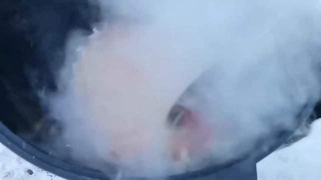 Ребрышки горячего копчения в коптильне с картошкой и грибами в казане.