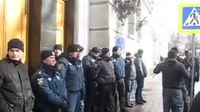 07022020. Клип 3. Граждане перекрыли улицу у входа в Управление полиции в Харьковской области. смотреть онлайн