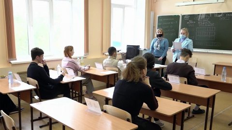 Российские школьники сдают самый массовый единый государственный экзамен - по русскому языку