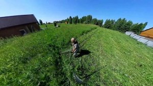 Быстро косим траву триммерами на больших площадях. Покос травы в Катковском (Новосибирск).