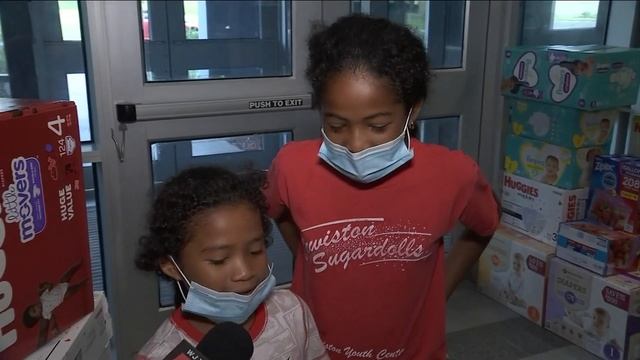 Siblings write book, sell copies to buy diapers for Miles of Diapers drive смотреть онлайн