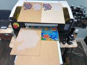 Тестирование печати на ХДФ на УФ принтере. Печать с лаком и без грунтовки.