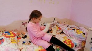 Детка Лизаветка притворяется, что заболела. Не хочет сегодня идти в школу.