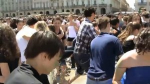 Купание в одежде в фонтане Турина. NET