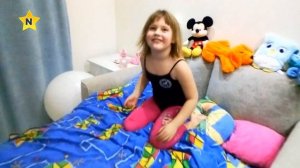 Йога какая то челлендж или акробатика челлендж на диване