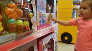 Fatih Selim Ela Yusuf oyuncakçıda. niloya bebek aldık sonra iki tanede  transformers aldık çok güze