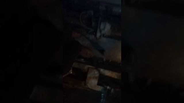 Ремонт грузопассажирского лифта. Заскочил ролик ДШ внутрь отводки.