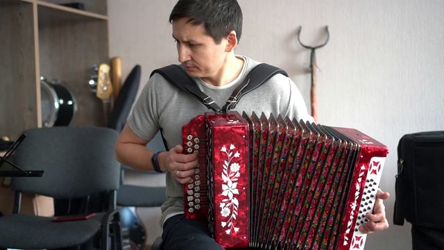 Ылтӑнпала ылтӑн чувашская песня на гармони.