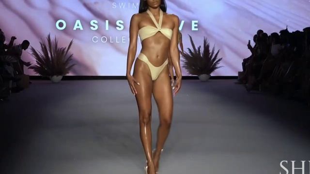 Выставка купальников, красивые девушки