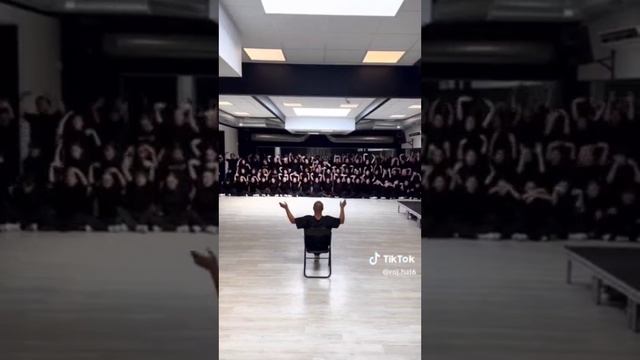 Весьма актуальное видео завирусилось в TikTok и широко расходится по международным ТГ-каналам.??