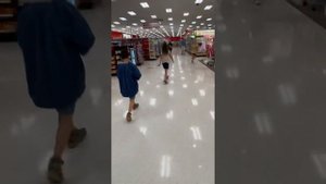 Дети балуются в магазине