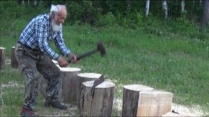 КАК КОЛОТЬ ДРОВА, КОГДА ЗА 85 ЛЕТ? На крученую чурку найдется клин с кувалдою.