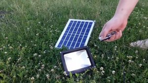 прожектор на солнечной батарее